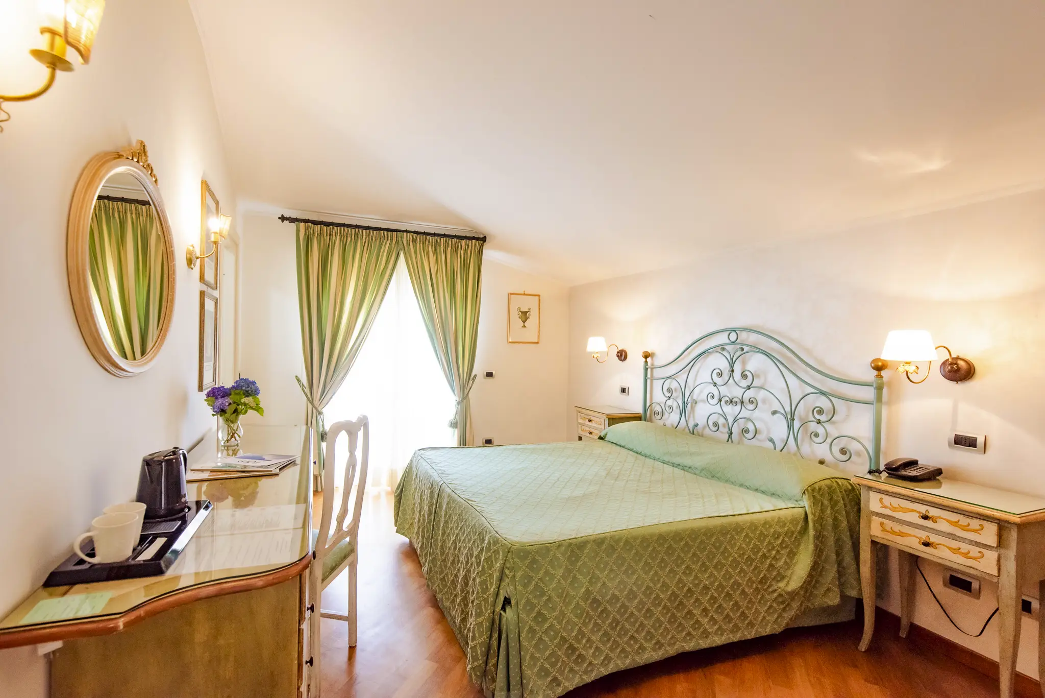 Spaziosa e opulenta stanza King Deluxe al Belvedere Hotel di Forte dei Marmi, con letto king-size, arredi lussuosi e vista mozzafiato