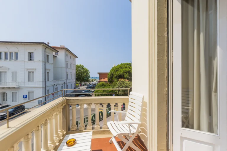 Stanza standard familiare spaziosa al Belvedere Hotel di Forte dei Marmi, ideale per famiglie, con letti confortevoli e un ambiente accogliente.