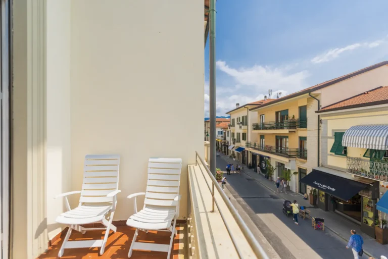 Stanza standard familiare spaziosa al Belvedere Hotel di Forte dei Marmi, ideale per famiglie, con letti confortevoli e un ambiente accogliente.