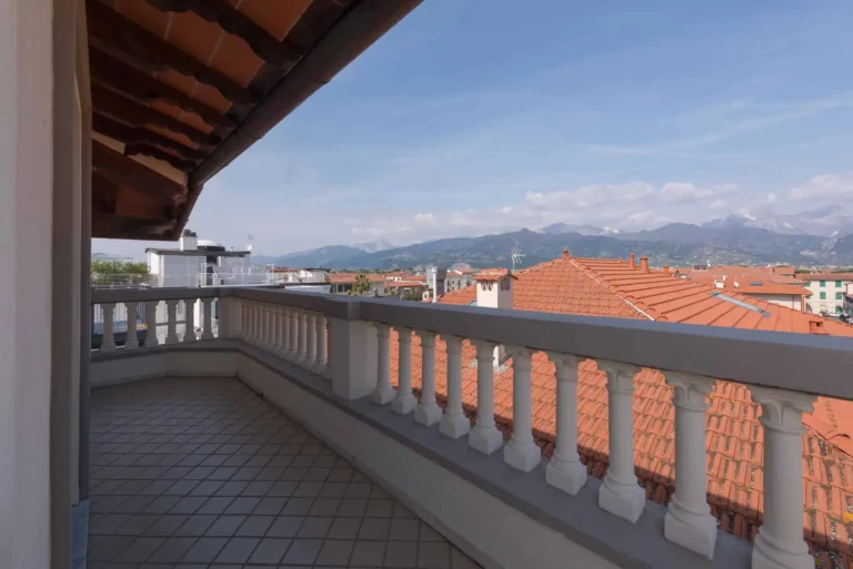 "Vista del terrazzo in stile Liberty del Belvedere Hotel, Forte dei Marmi, con vista panoramica sulla città e arredi eleganti dalla nostra Junior suite.