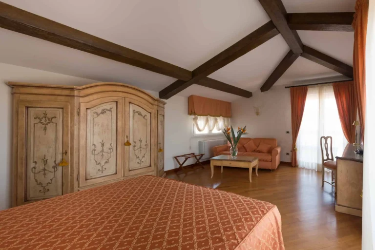 Spaziosa Junior Suite del Belvedere Hotel a Forte dei Marmi, arredata con eleganza e dotata di comfort moderni