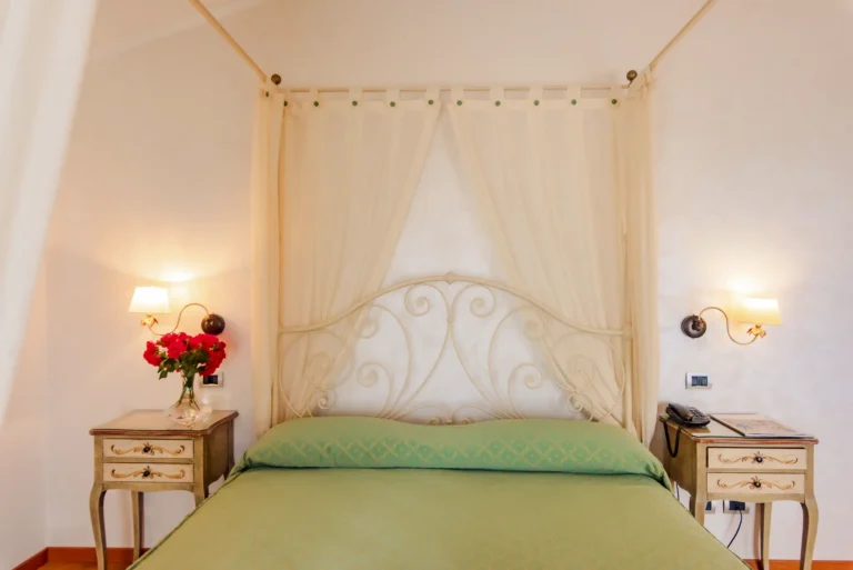 Spaziosa e opulenta stanza King Deluxe al Belvedere Hotel di Forte dei Marmi, con letto king-size, arredi lussuosi e vista mozzafiato