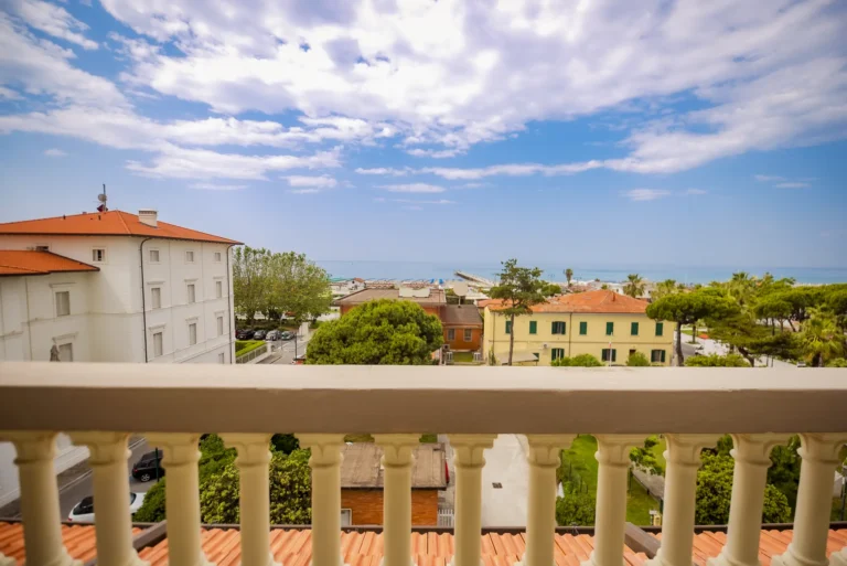 Spaziosa e opulenta stanza King Deluxe al Belvedere Hotel di Forte dei Marmi, con letto king-size, arredi lussuosi e vista mozzafiato