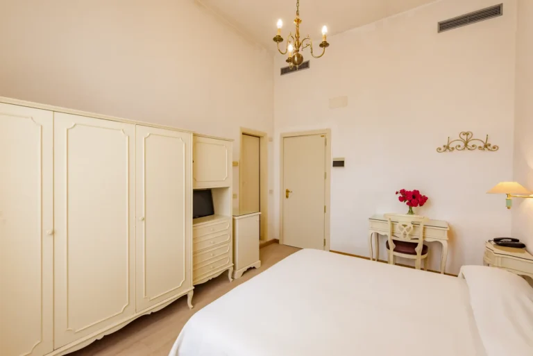 Accogliente stanza standard doppia al Belvedere Hotel di Forte dei Marmi, con letto matrimoniale e arredamento liberty.