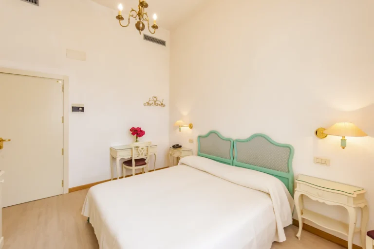 Accogliente stanza standard doppia al Belvedere Hotel di Forte dei Marmi, con letto matrimoniale e arredamento liberty.