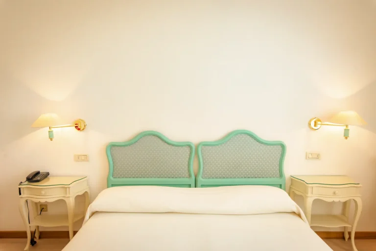 Accogliente stanza standard doppia al Belvedere Hotel di Forte dei Marmi, con letto matrimoniale e arredamento liberty.